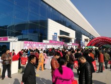 我们在山东展会上宣传西安生活用纸展