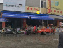 遛纸小分队在成都白家农产品批发市场宣传西安展会